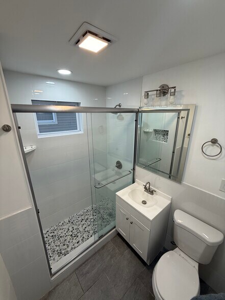 Building Photo - 16 Astoria St