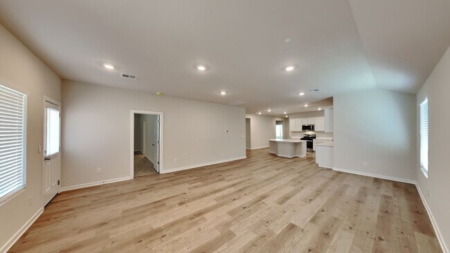 Building Photo - Beautiful and Spacious 4 Bedroom Home in M...
