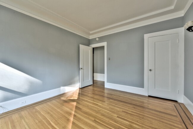 Building Photo - Baker Street 2753-55