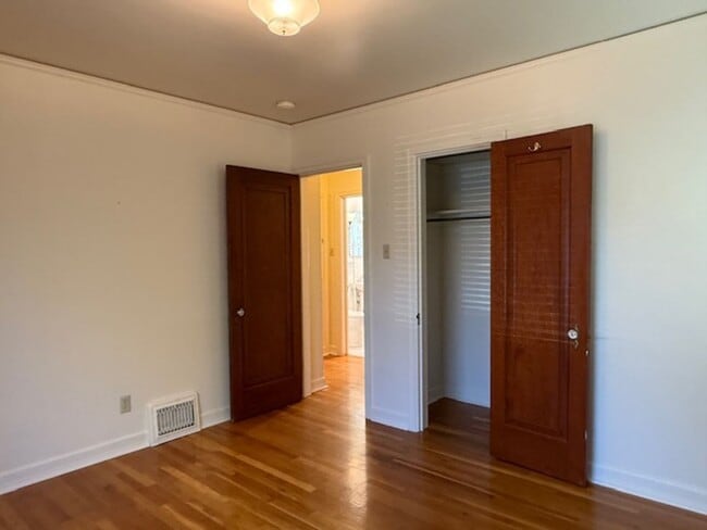 Building Photo - House For Lease