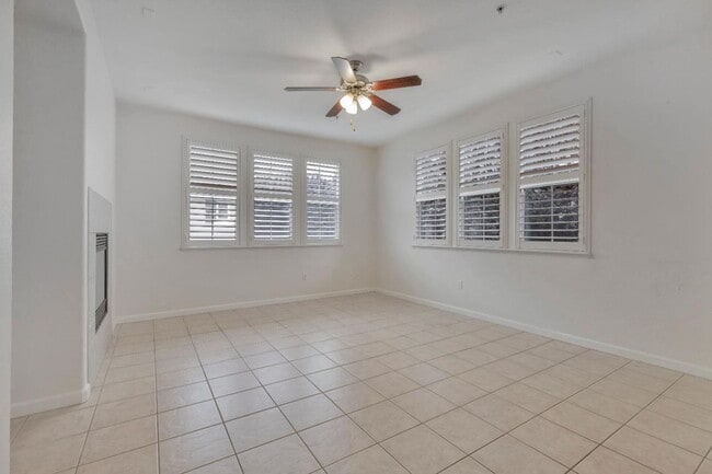 Building Photo - 2 bed 2 bath Condo!!