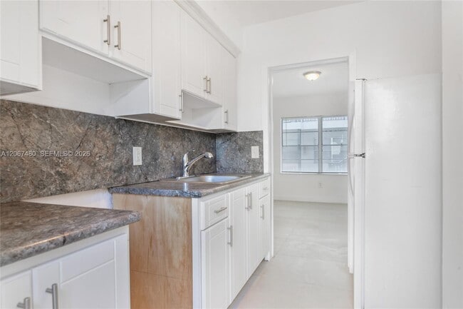 Building Photo - 974 Biarritz Dr