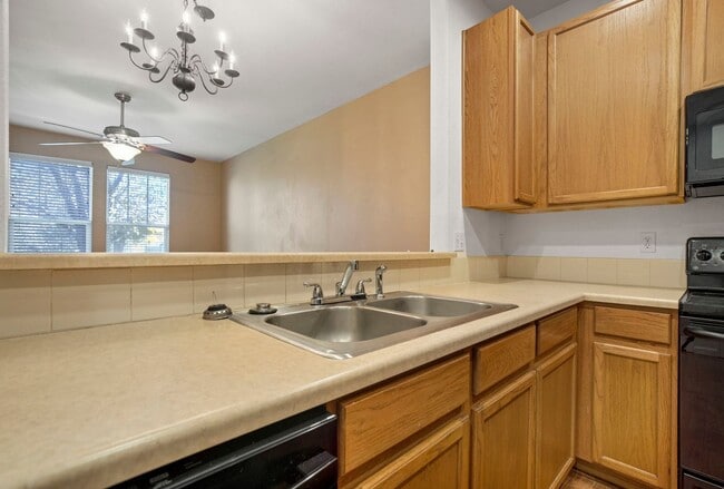 Building Photo - Cute 2bd, 2.5ba Townhome Across from Cotto...