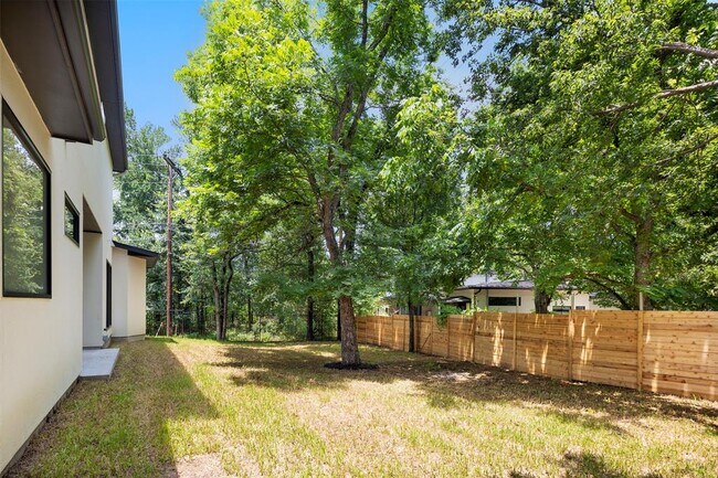 Building Photo - 2504 Bluffview Dr
