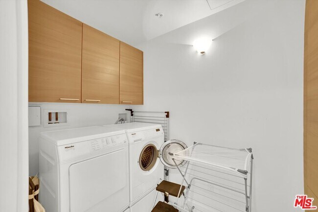 Building Photo - 10776 Wilshire Blvd