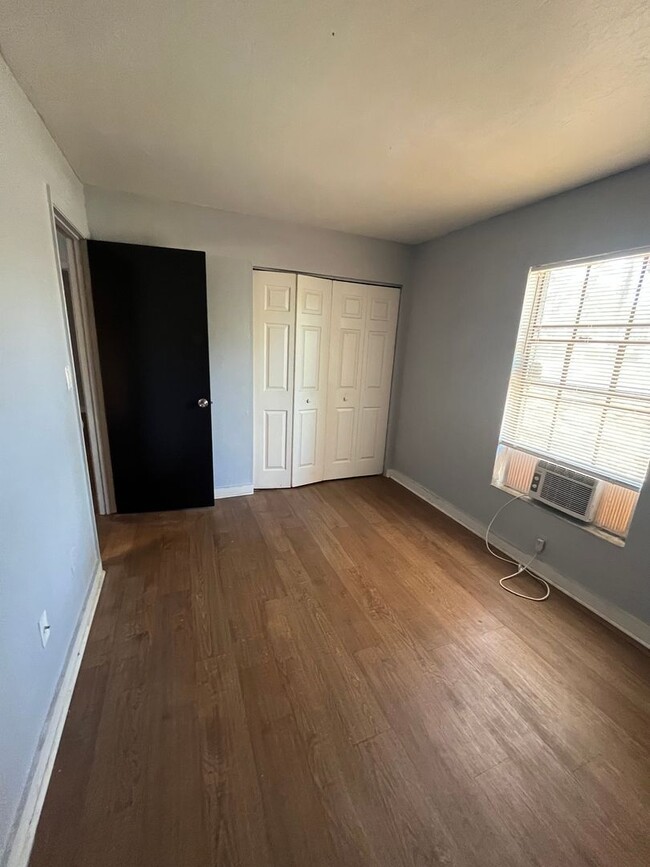 Building Photo - Spacious 2-bedroom 1 bathroom Move in ready!