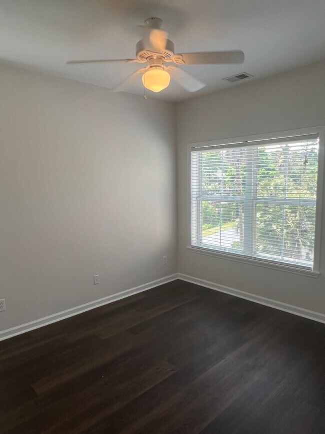 Building Photo - Beautiful Home, Mid-Island in Yacht Cove!