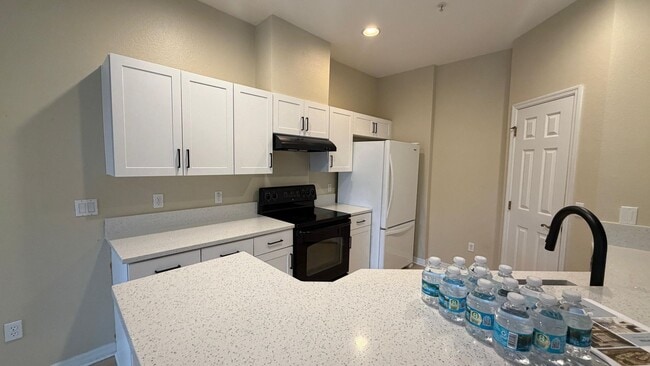 Building Photo - Beautiful 2 bed & 2.5 bath townhome