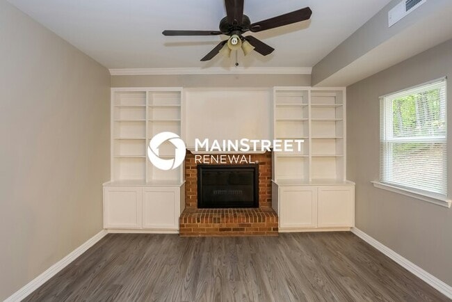 Building Photo - 4 Bedroom Pet-Friendly Home in Charlotte, NC with Main Street Renewal