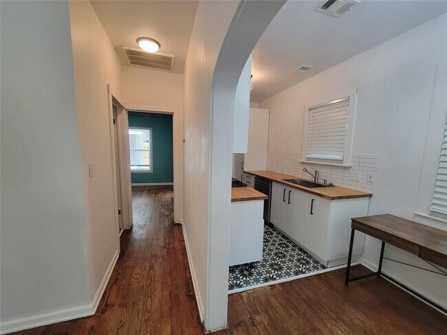 Building Photo - 306 W 42nd St