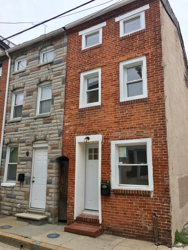 Primary Photo - Newly Renovated End-of-Group Townhome in F...