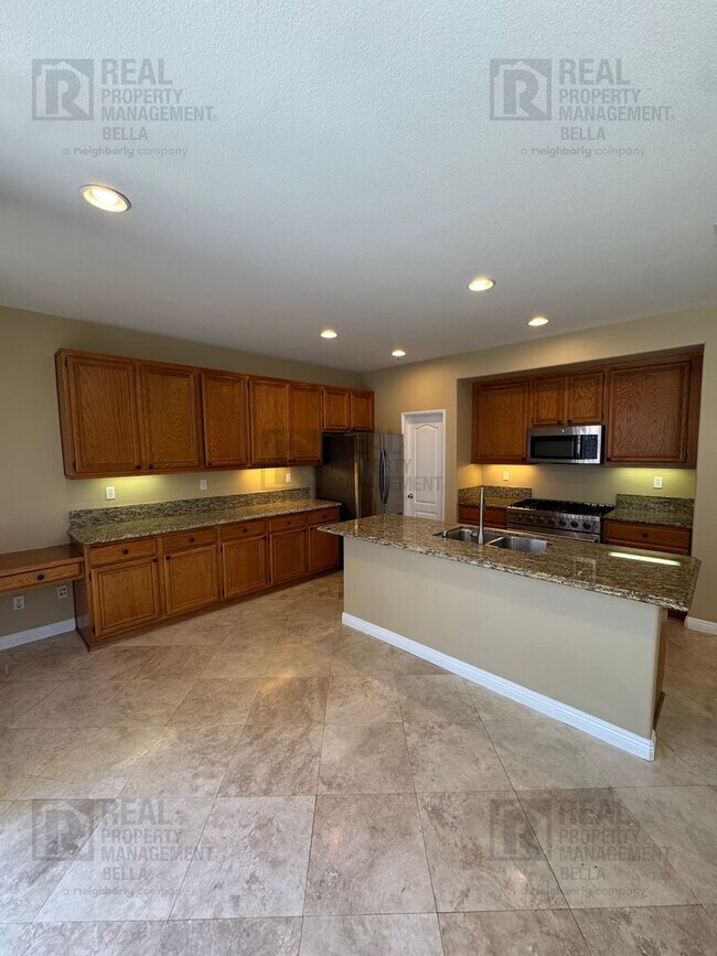 Building Photo - Ideal Layout! 4 Bedroom Home with Main Floor Bed/Bath & Open Loft