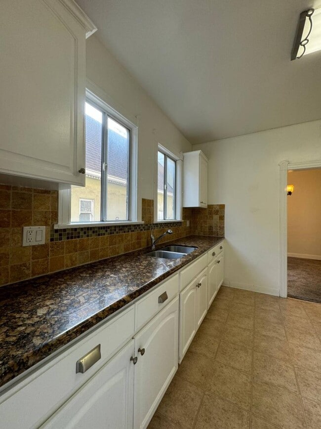Building Photo - 2.0 bedroom in Los Angeles California 90048