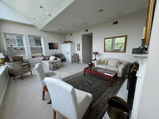 Building Photo - 132 Boylston St