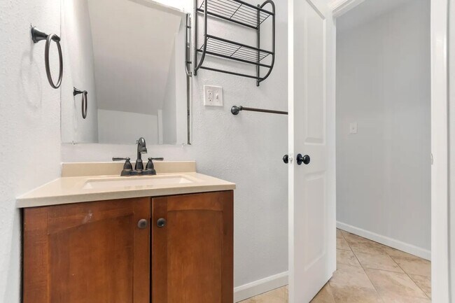 Building Photo - Beautiful home for rent near Sloan's Lake!