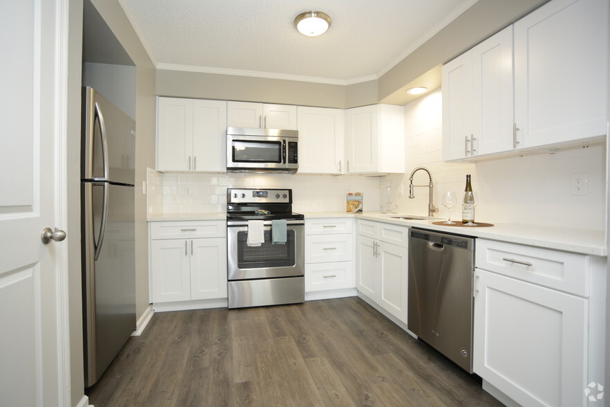 2BR, 2BA - Renovated_1180 SF - Corinth Place