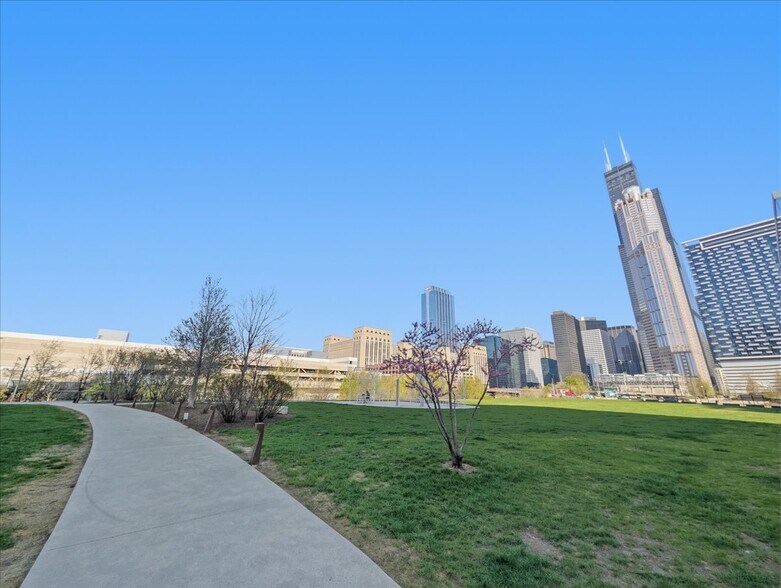 Building Photo - 701 S Wells St