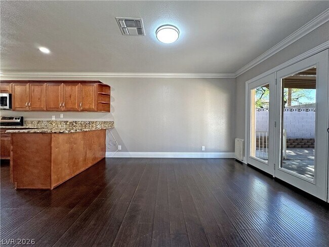 Building Photo - 2414 La Casa Dr