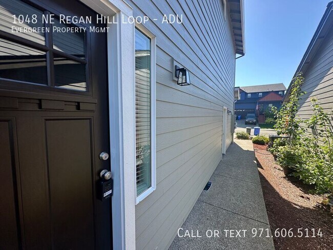 Building Photo - 1048 NE Regan Hill Loop