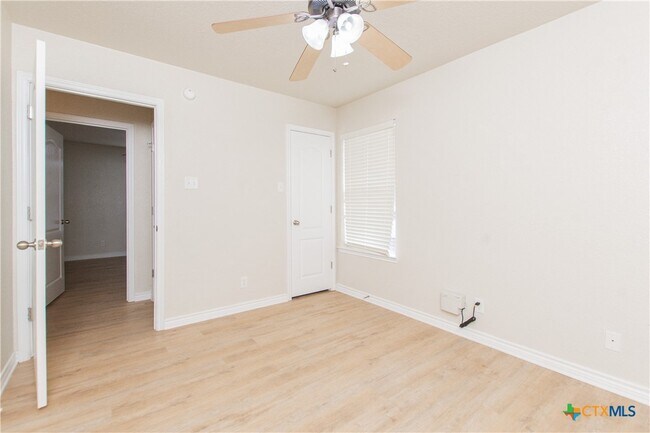 Building Photo - 404 Rowdy Dr