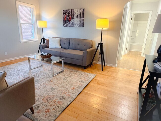 Building Photo - For rent or Sale - 3 bedroom 1 bath house - Updated throughout