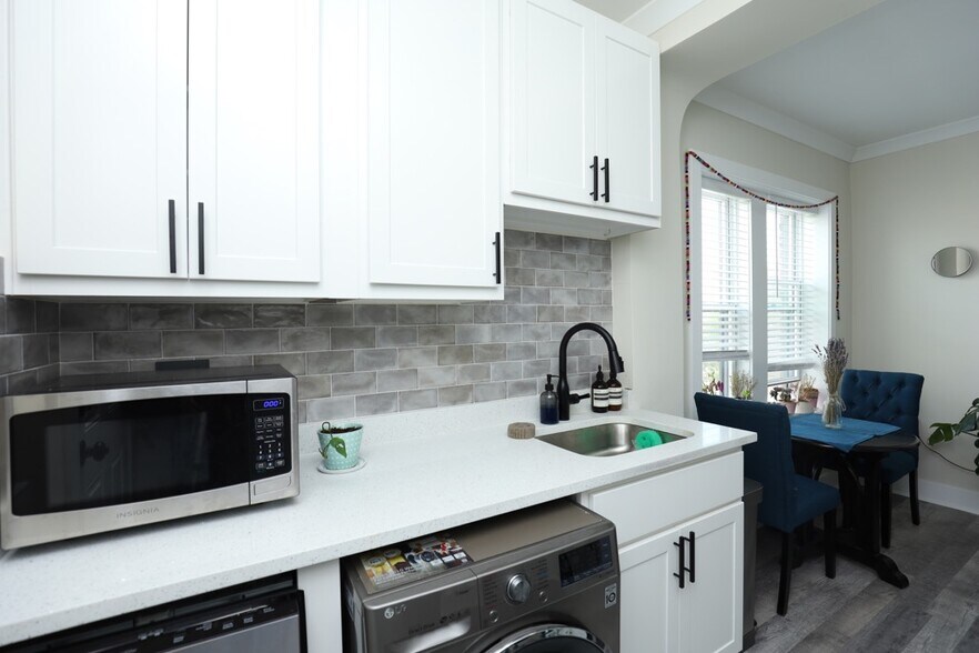 Building Photo - 3821 N Greenview Ave