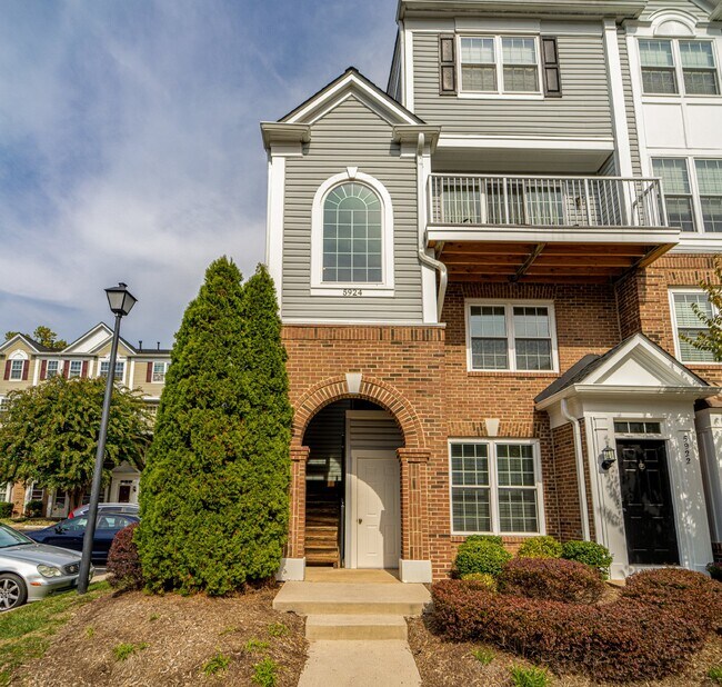 Building Photo - 2-level condo, conveniently located