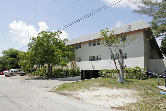 Building Photo - Royal Dixie Manor