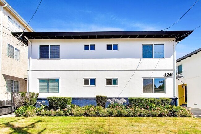 Building Photo - 1265 Oak Grove Ave