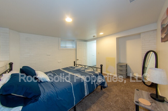 Building Photo - 516 E 6th St