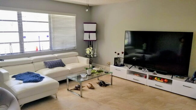 Building Photo - 1821 NE 40th Ct