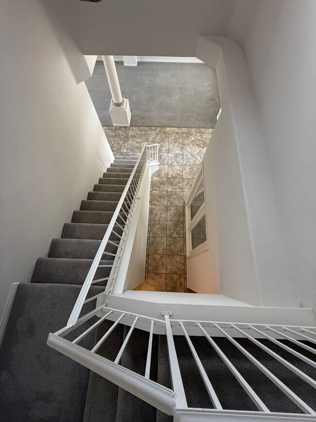 Building Photo - Stylish Southwest Bakersfield Home with Do...