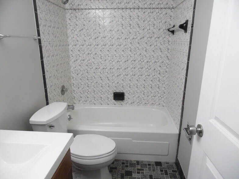 Building Photo - 8760 Ashbrook Dr