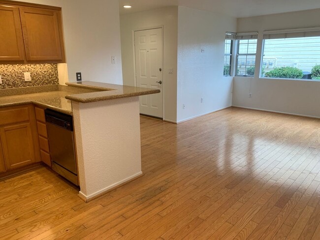 Building Photo - Gated Raintree Terrace Condo! Available Now!