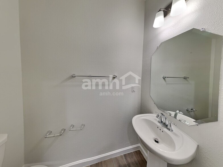 Building Photo - 144 Athens Dr