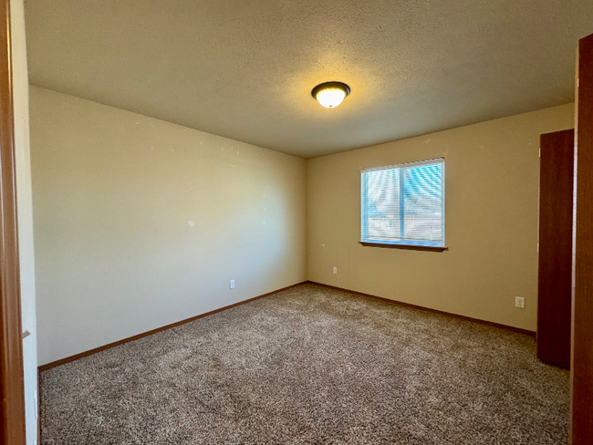 Building Photo - 404 S Raymond Ln