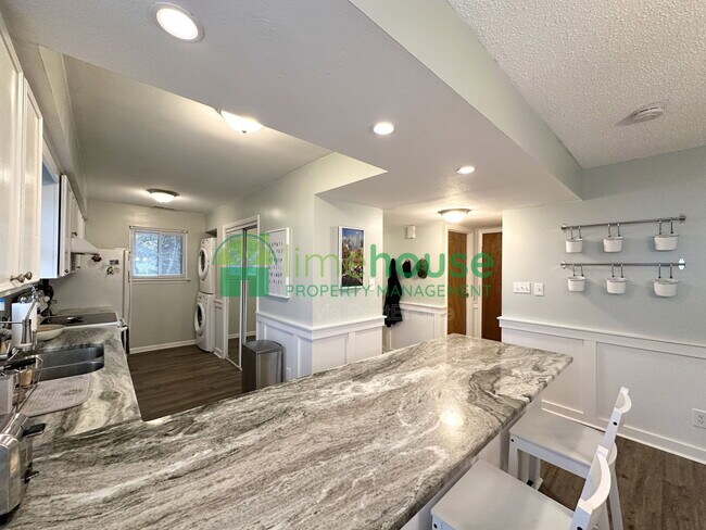 Building Photo - 3200 Lynnhaven Dr