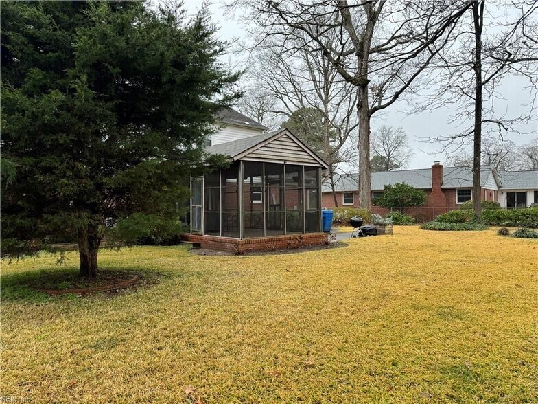 Building Photo - 3716 S Queensgrove Cir