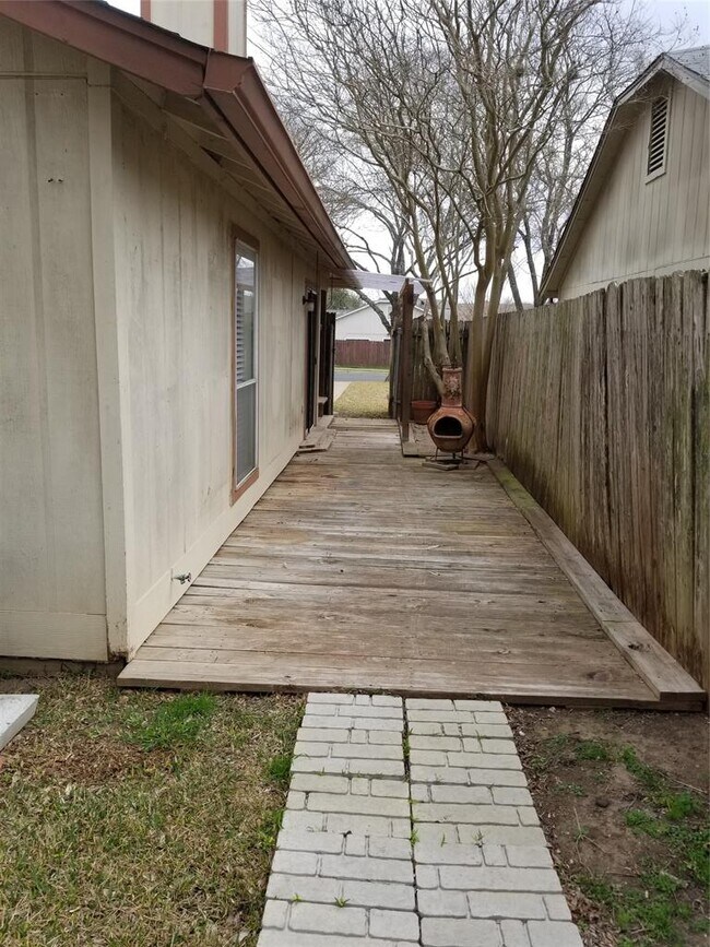 Building Photo - 740 Simonetti Dr