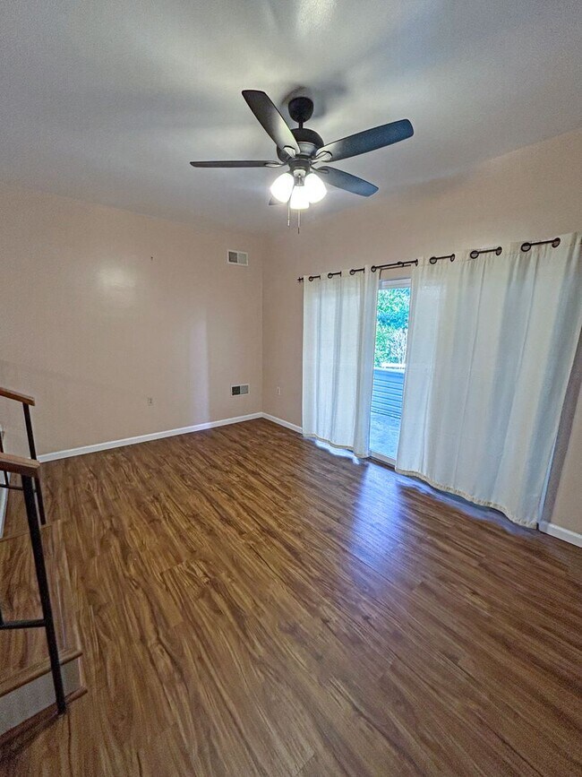 Building Photo - Welcome to this stunning 2-bedroom, 2-bath...