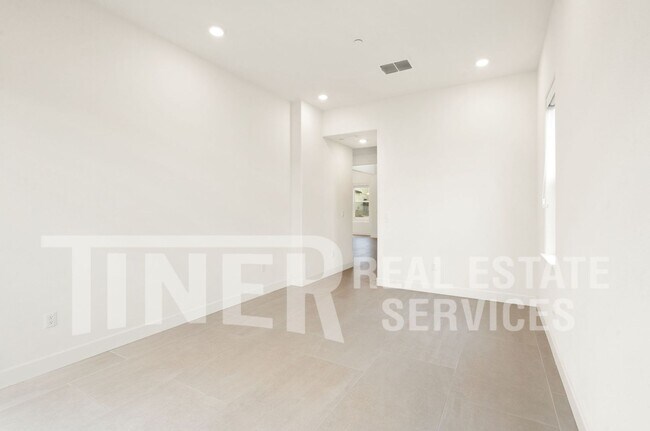 Building Photo - 4944 Covered Wagon Cir