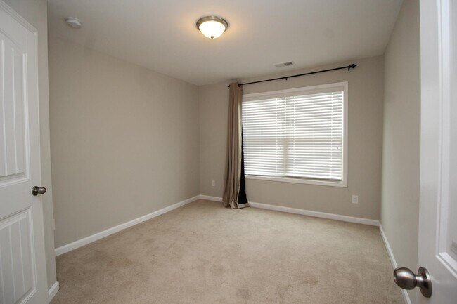 Building Photo - 660 Sunset Dr