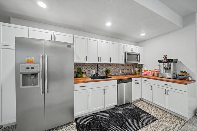 Building Photo - 6339 Knapp Dr
