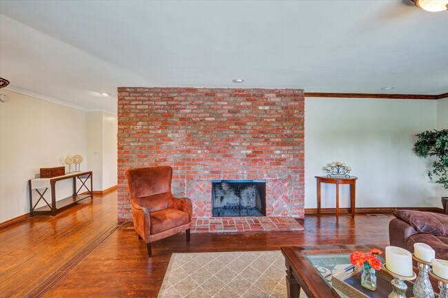 Building Photo - 5-Bedroom Home in Desirable Friendly Hills...