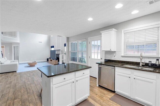 Building Photo - 709 Roxholly Ln NE