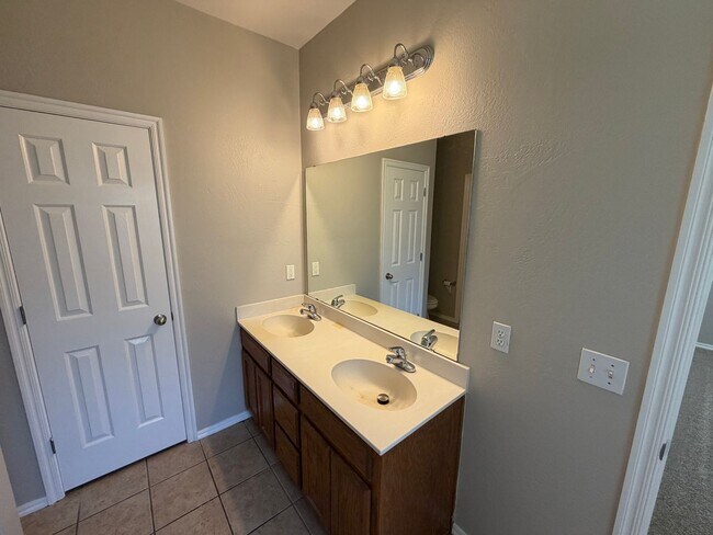 Building Photo - 411 S Pointe Ln
