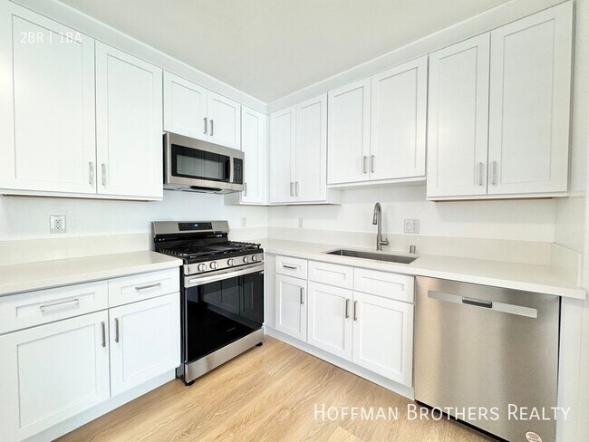 Primary Photo - 858 N La Fayette Park Pl