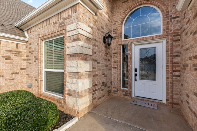 Building Photo - 1735 Woodridge Dr