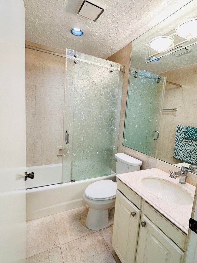 Building Photo - 5077 Forsythia St