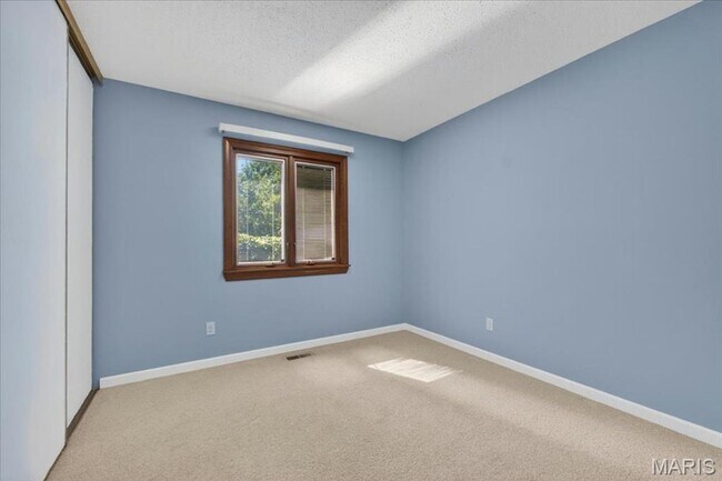 Building Photo - Welcome home to comfort and convenience in St. Peters!